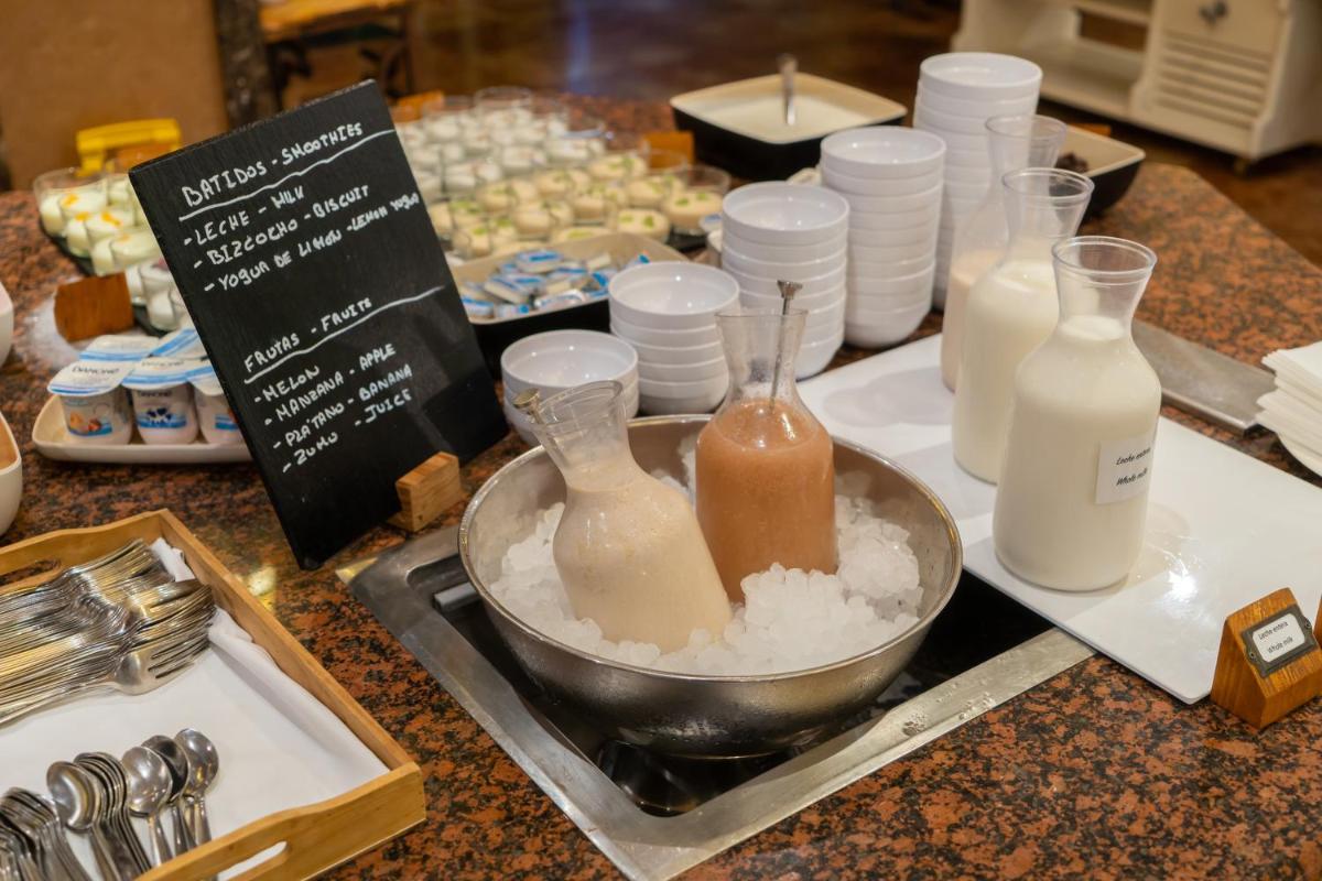 Comida en o cerca de este hotel