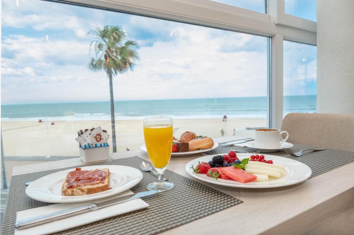 Comida en o cerca de este hotel
