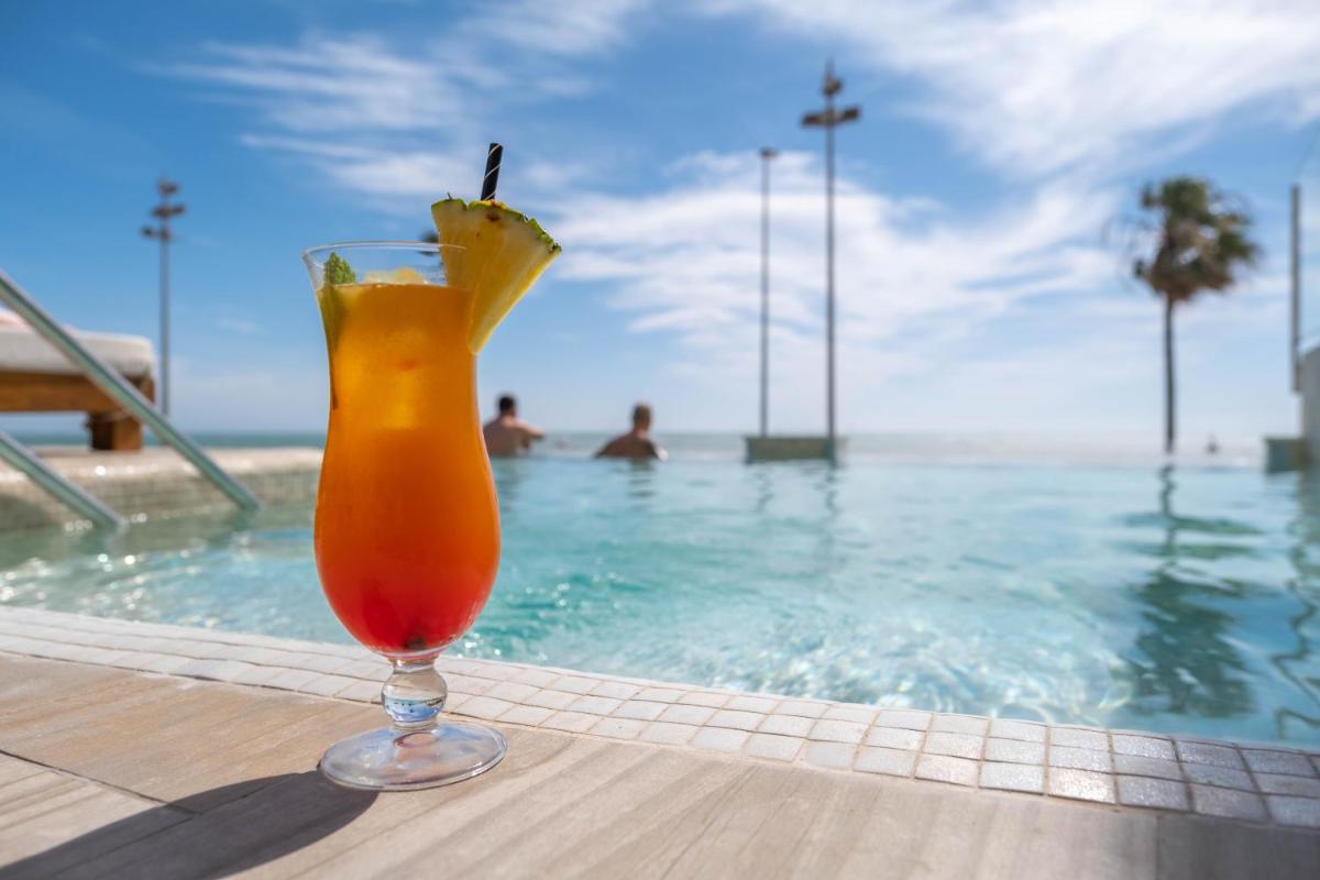 Piscina en o cerca de Cádiz Bahía by QHotels