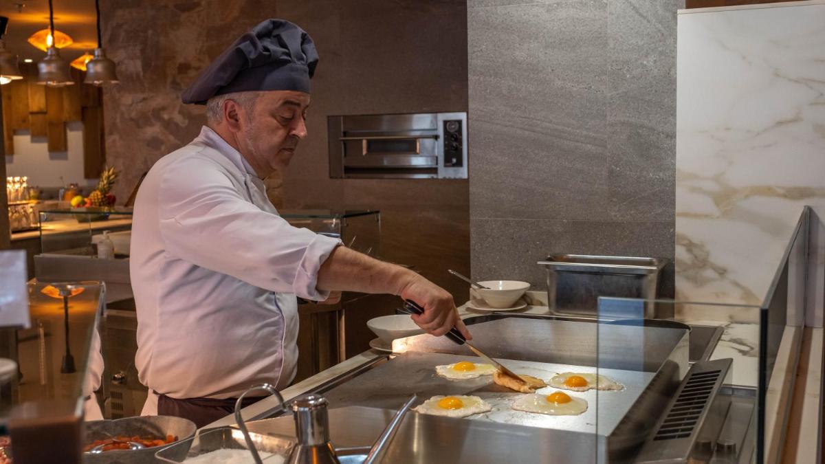 Comida en o cerca de este hotel