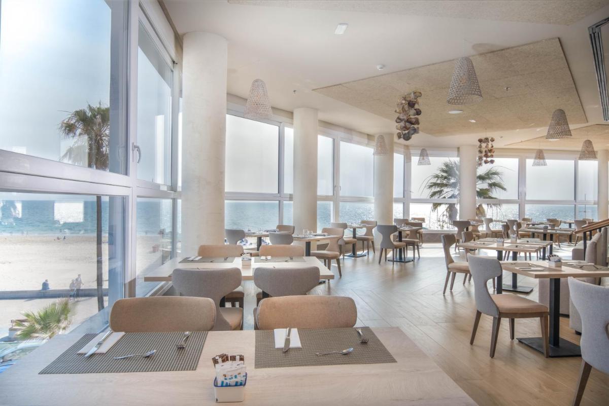 Un restaurante o sitio para comer en Cádiz Bahía by QHotels