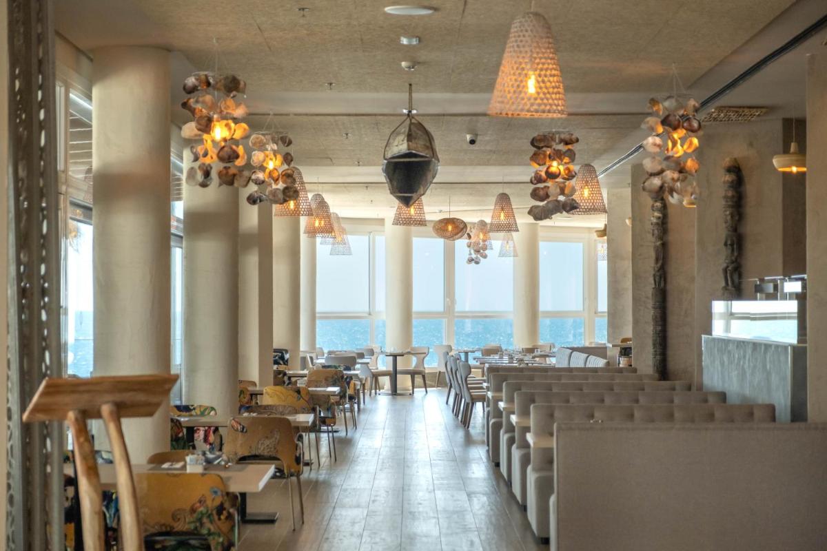 Un restaurante o sitio para comer en Cádiz Bahía by QHotels