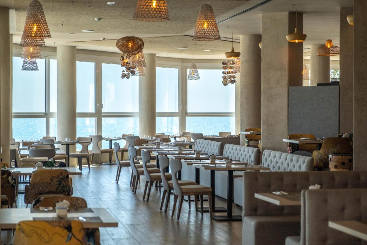 Un restaurante o sitio para comer en Cádiz Bahía by QHotels