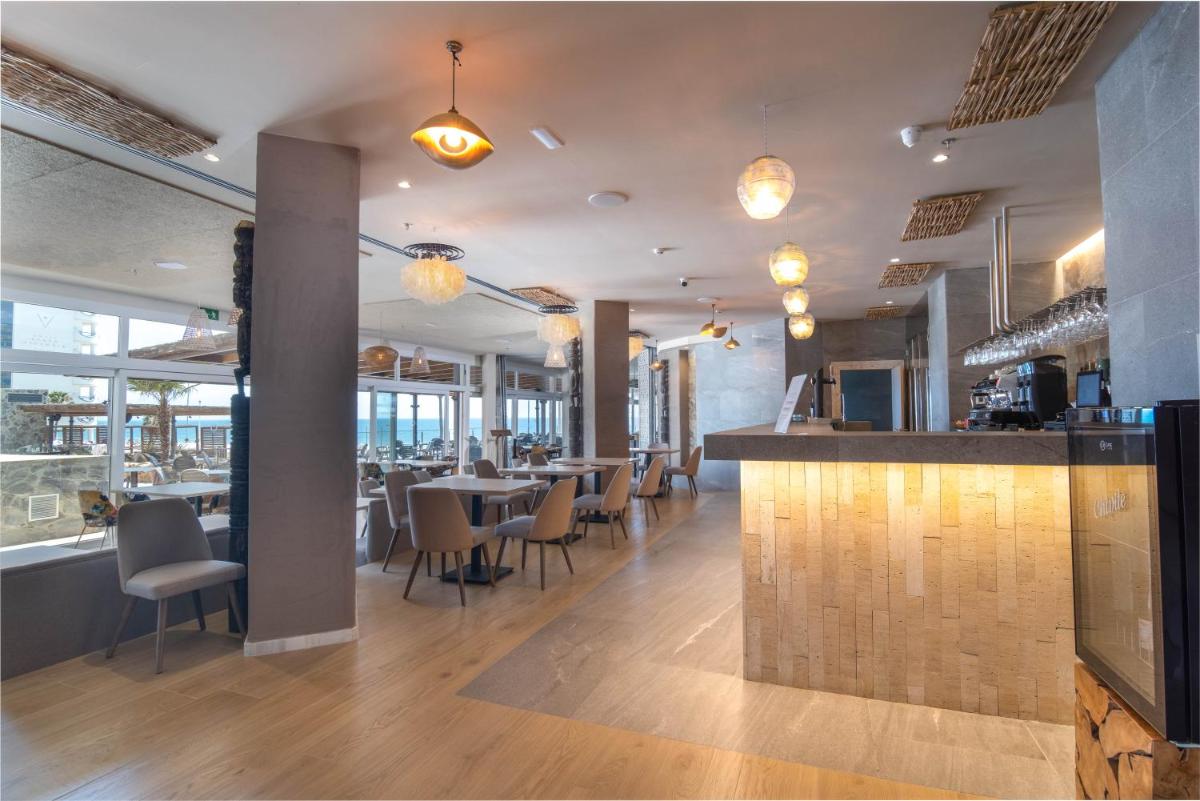 Un restaurante o sitio para comer en Cádiz Bahía by QHotels
