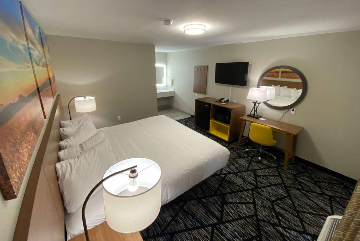 Days Inn by Wyndham Lake Charles - Housity