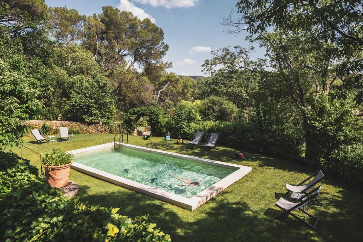 Piscine de l'établissement Les Lodges Sainte-Victoire Hotel & Spa ou située à proximité