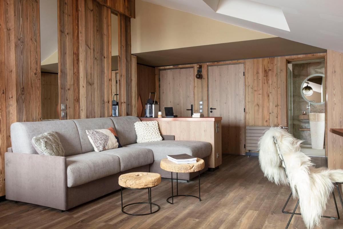 Coin salon dans l'établissement Grandes Rousses Hotel & Spa