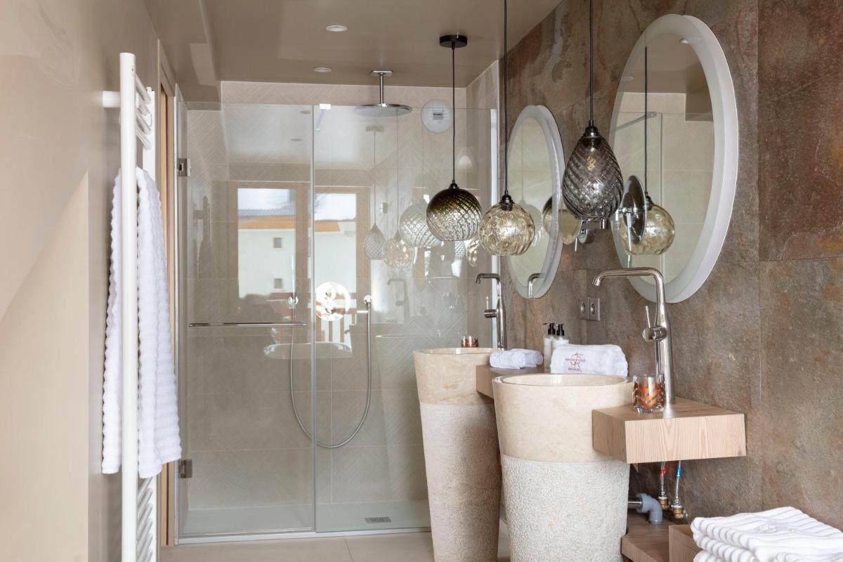 Salle de bains dans l'établissement Grandes Rousses Hotel & Spa