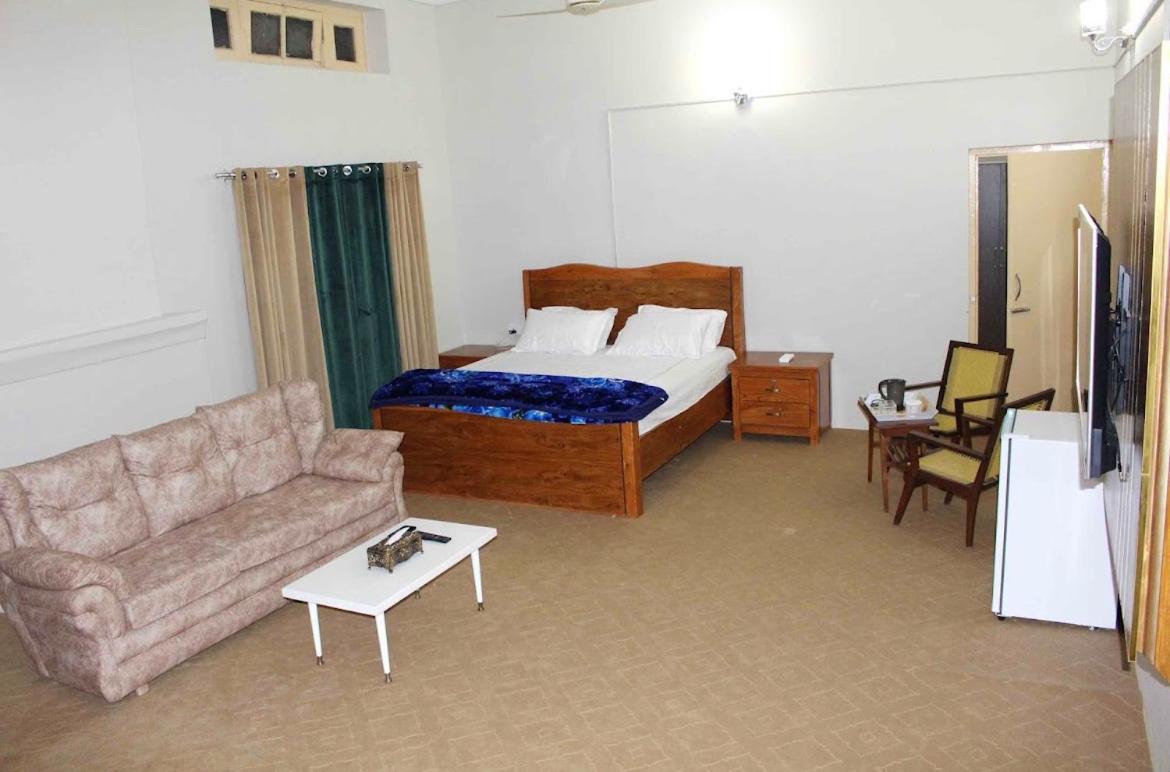 4 Kanal Entire Private Guest House with 2 Bedrooms attached Bathrooms and Kitchen and Lawn - Housity