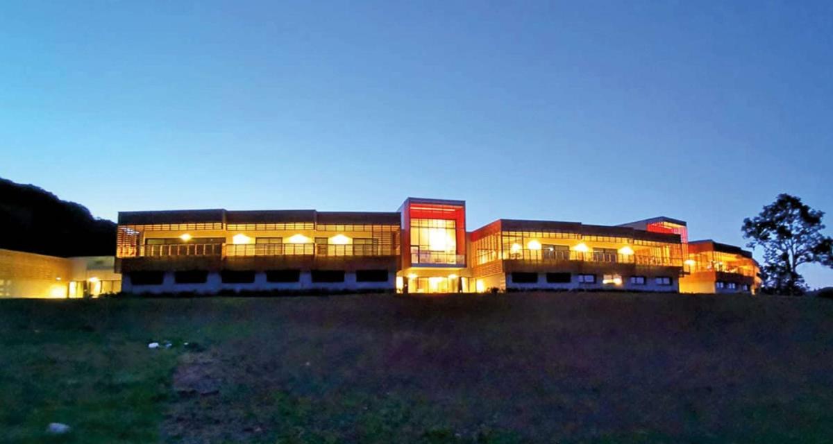 un grand bâtiment avec des lumières allumées la nuit dans l'établissement Mildiss Hotel Spa & Restaurant, BW Signature Collection, à Besse-et-Saint-Anastaise