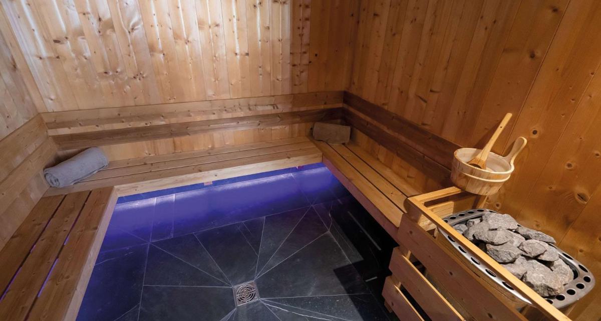 - une vue de tête sur un sauna avec une piscine bleue dans l'établissement Mildiss Hotel Spa & Restaurant, BW Signature Collection, à Besse-et-Saint-Anastaise