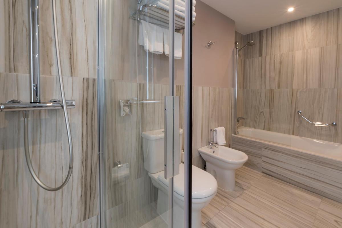 Un baño de Hotel Plaza