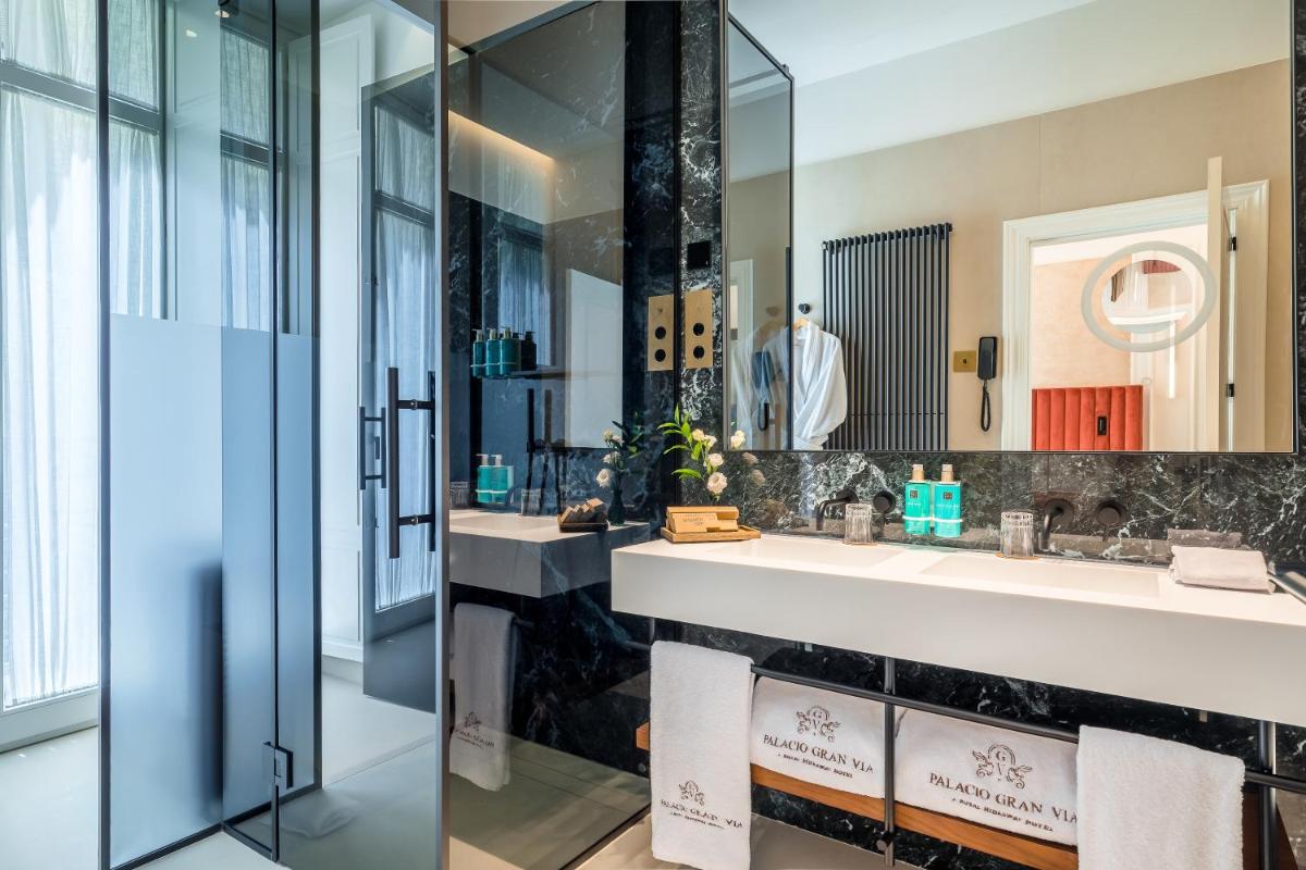 Una cocina o zona de cocina en Palacio Gran Vía, a Royal Hideaway Hotel