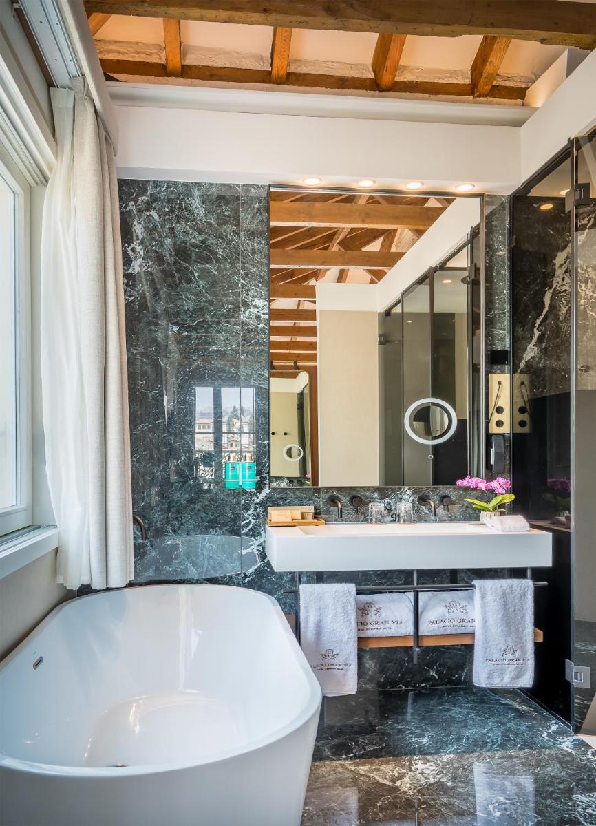 Un baño de Palacio Gran Vía, a Royal Hideaway Hotel