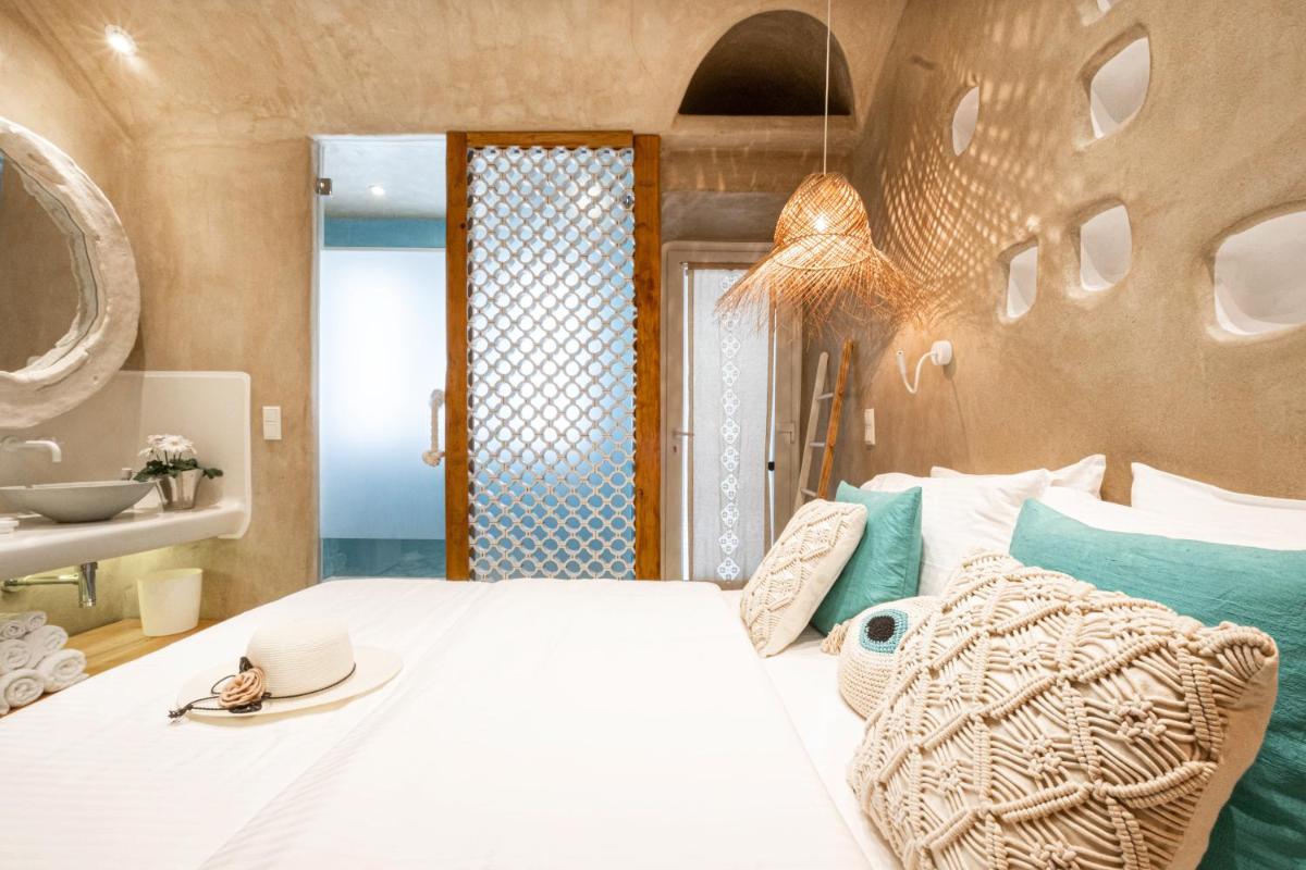 AMMOS at AmazeU Suites Naxos - Housity
