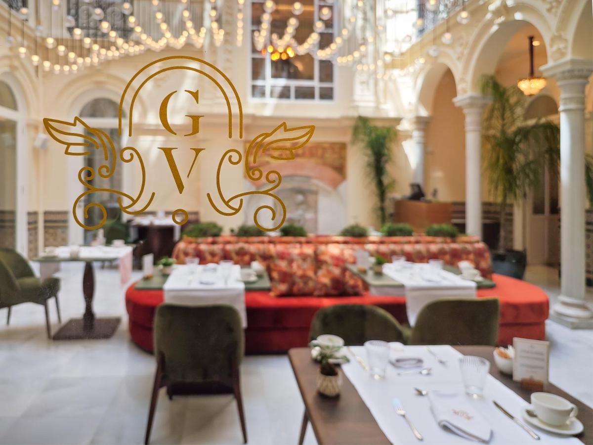Comida en o cerca de este hotel