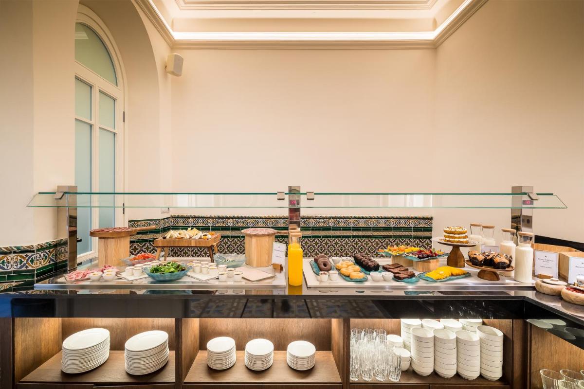 Comida en o cerca de este hotel