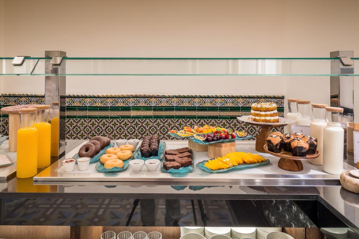Comida en o cerca de este hotel