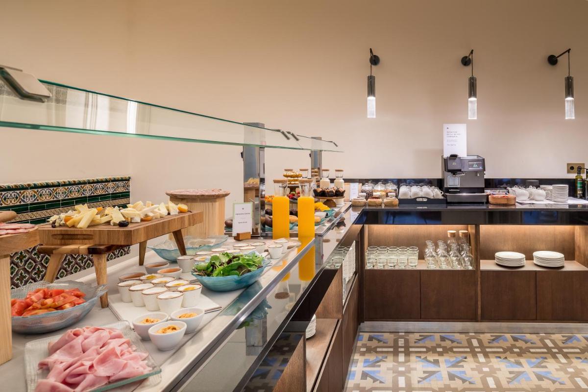 Comida en o cerca de este hotel
