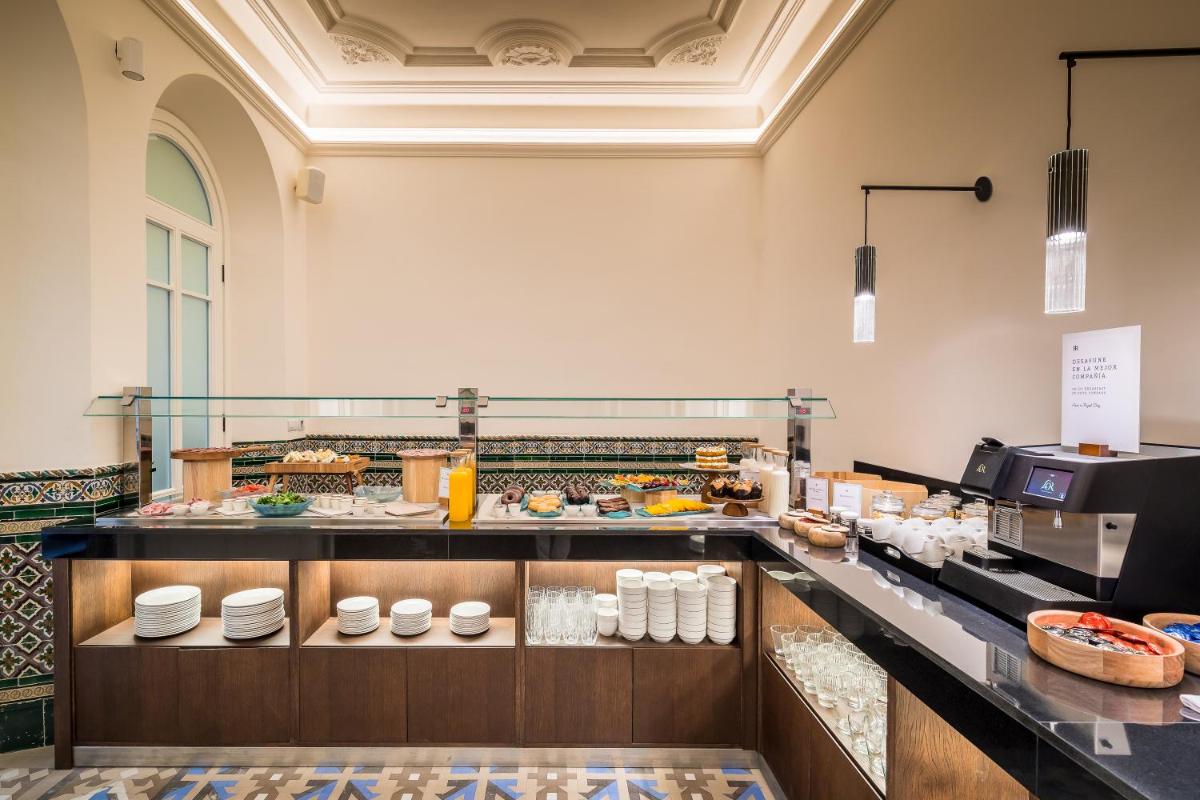 Comida en o cerca de este hotel