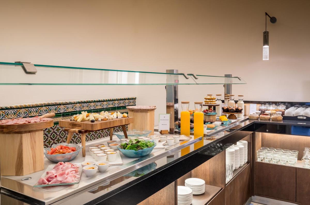 Comida en o cerca de este hotel