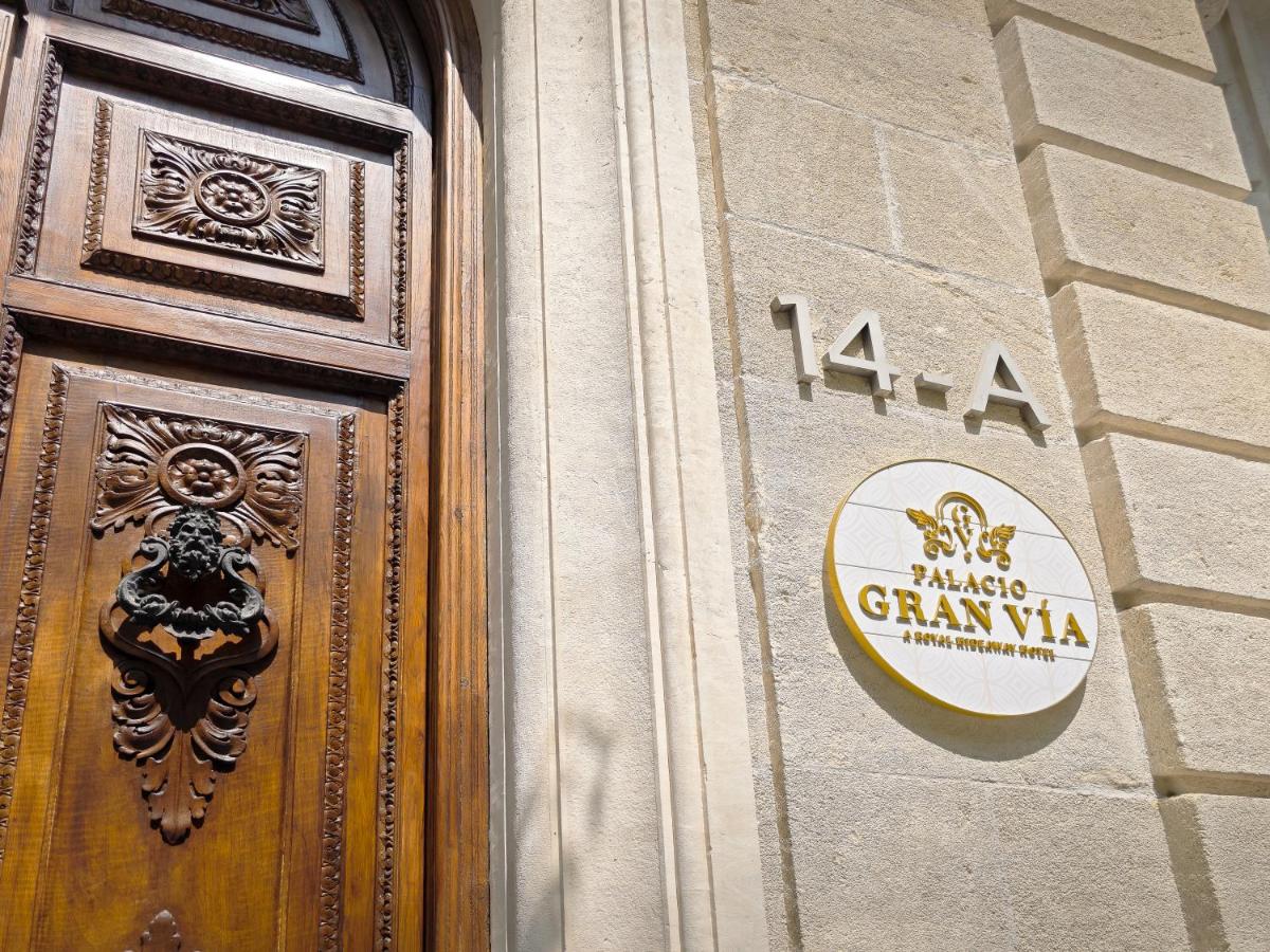 Certificado, premio, señal o documento que está expuesto en Palacio Gran Vía, a Royal Hideaway Hotel