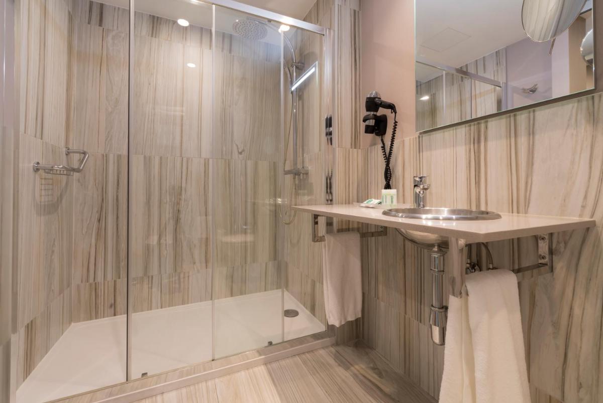 Un baño de Hotel Plaza