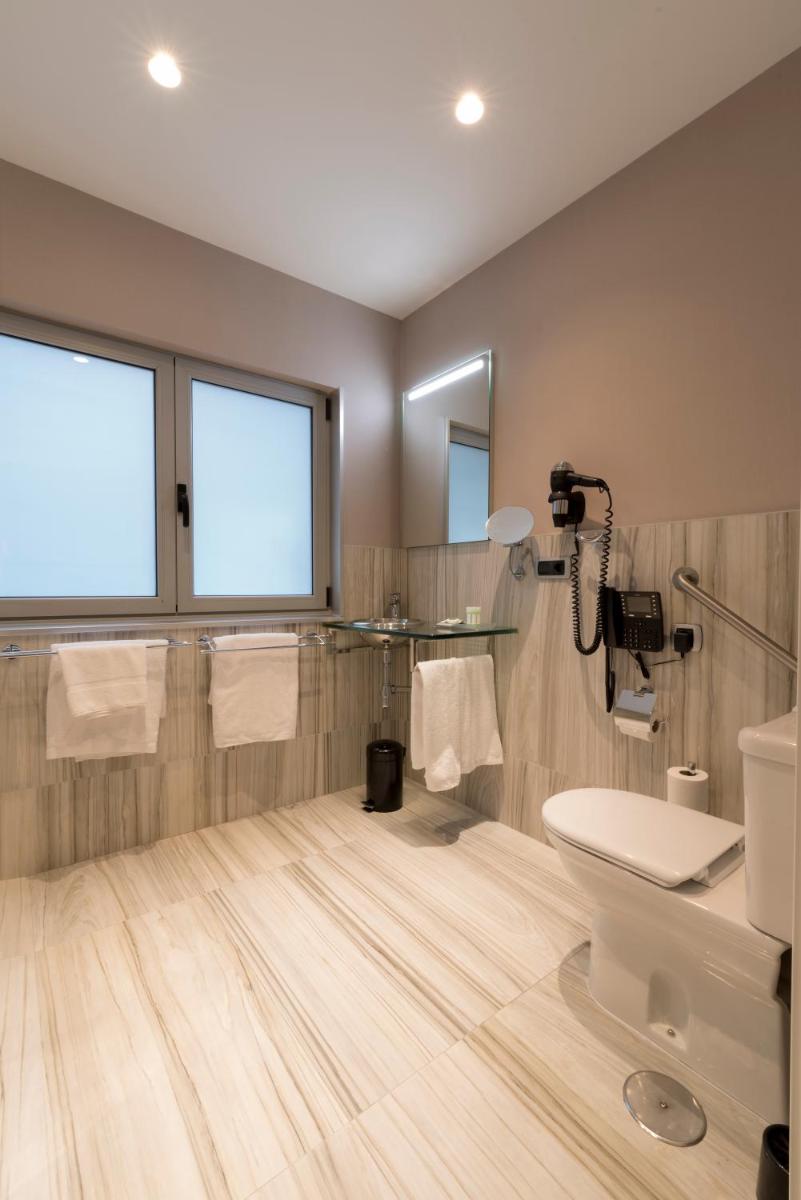 Un baño de Hotel Plaza