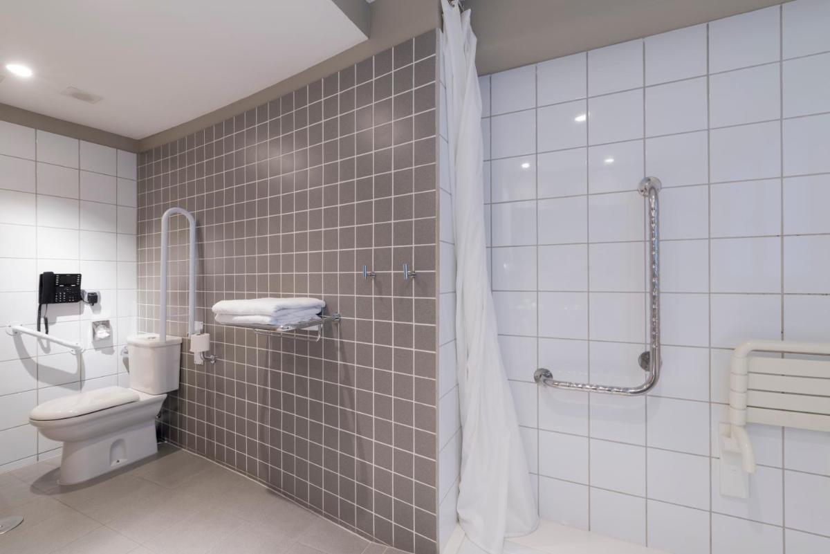 Un baño de Hotel Plaza
