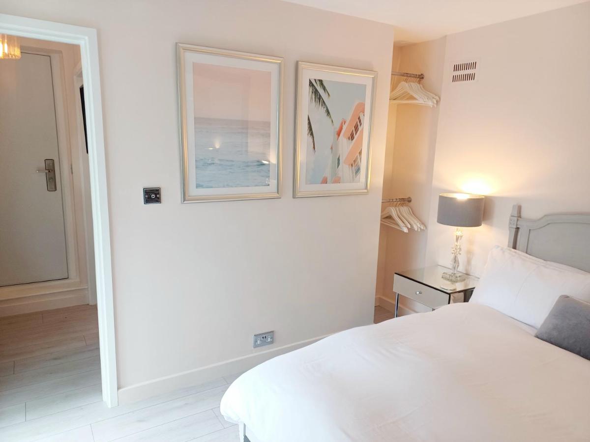 The Little Limes - Ensuite Double Room Own Entrance in Art Deco House - Housity