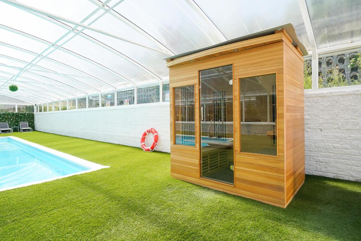Luxury spa party home - pool hottub bar sauna - Housity
