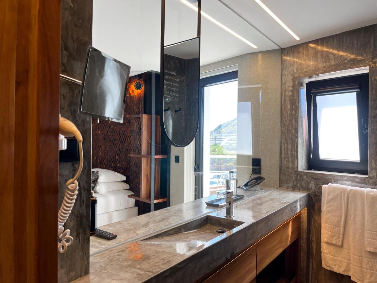 Uma casa de banho em Well Hotel & Spa