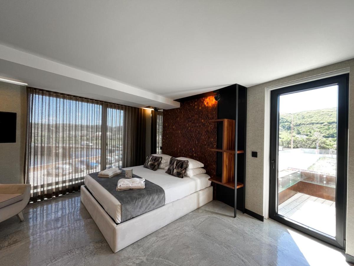 um quarto com uma cama grande e uma janela grande em Well Hotel & Spa em Maceira mais 126 fotografias