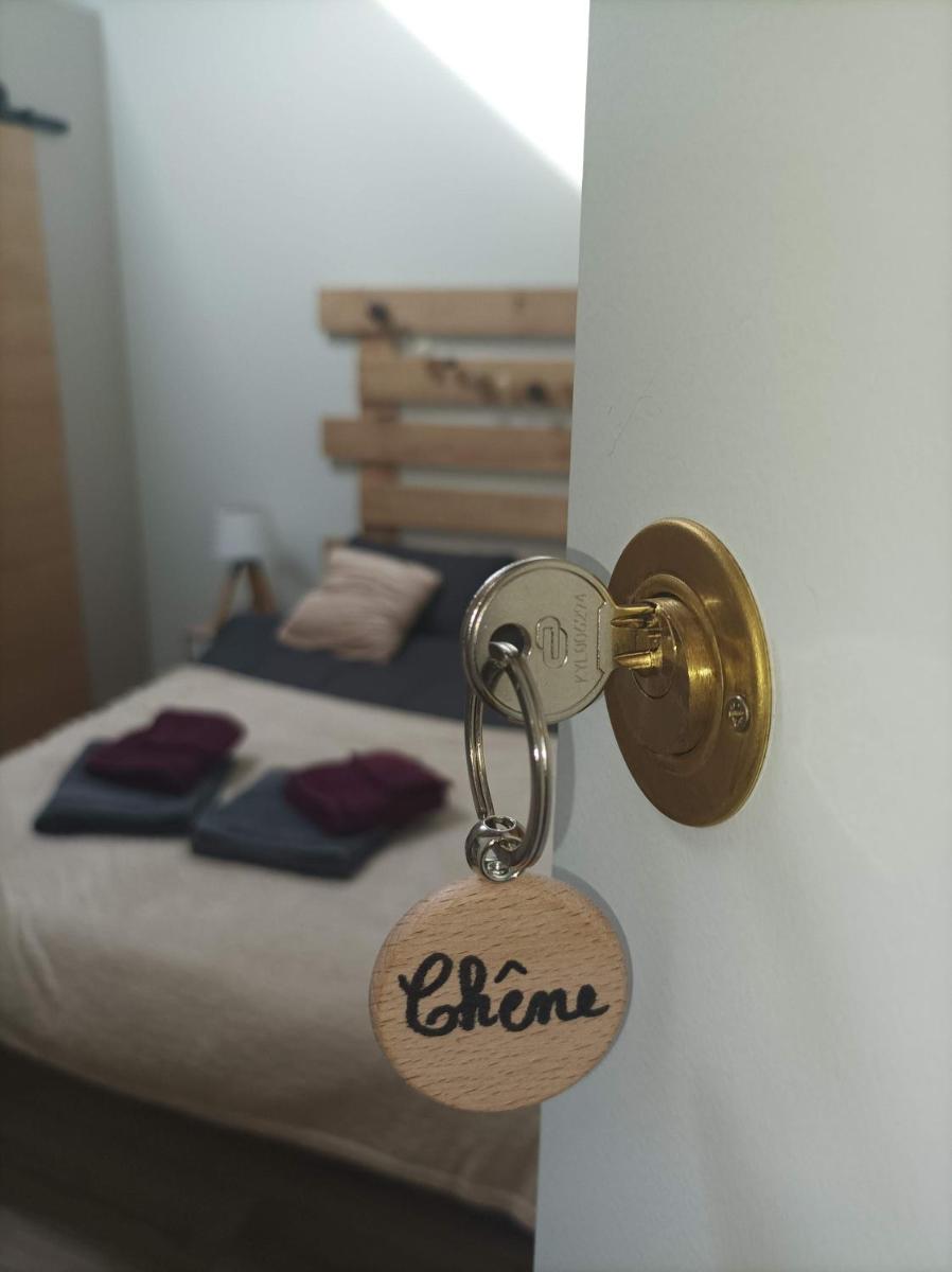 Les Iris - Chambre Chêne - petit déjeuner - Housity