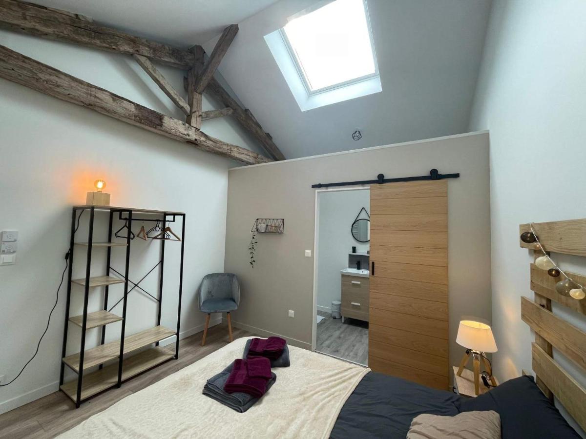 Les Iris - Chambre Chêne - petit déjeuner - Housity