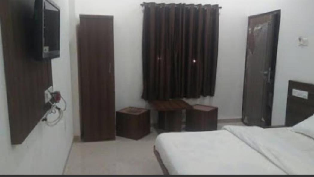 Vamoose Hotel Mandu Sarai - Housity