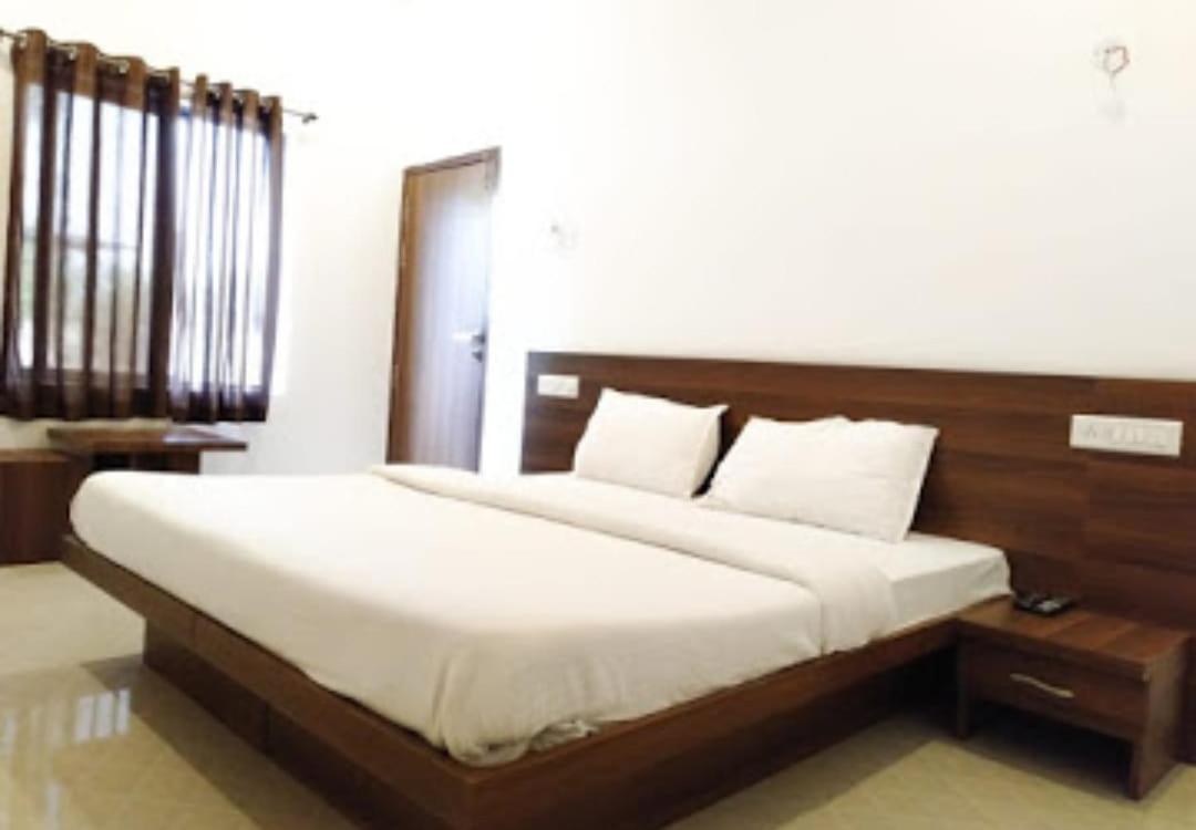 Vamoose Hotel Mandu Sarai - Housity