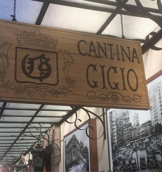 Apartamento para pessoas de família ou a negócio, Ap Grande 3 quartos no Brás próximo igreja Mundial,mercado municipal, 25 de março, templo Salomão, metro Dom Pedro ll, bancos, mercado e etc - Housity