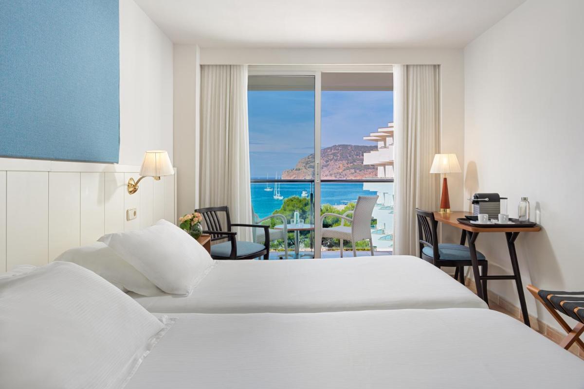Una habitación de hotel con dos camas y vista al mar. en Boutique Hotel H10 Blue Mar - Adults Only, en Camp de Mar