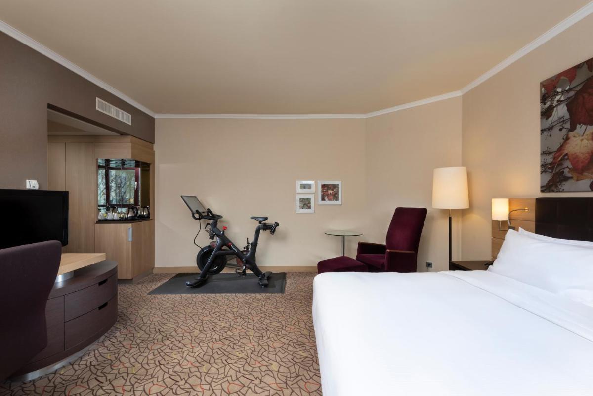Das Fitnesscenter und/oder die Fitnesseinrichtungen in der Unterkunft Hilton Mainz