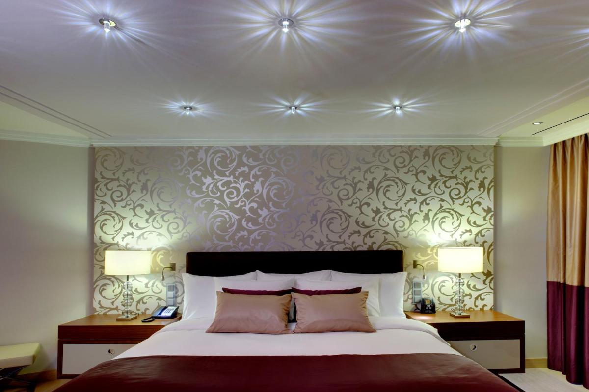 Ein Bett oder Betten in einem Zimmer der Unterkunft Hilton Mainz