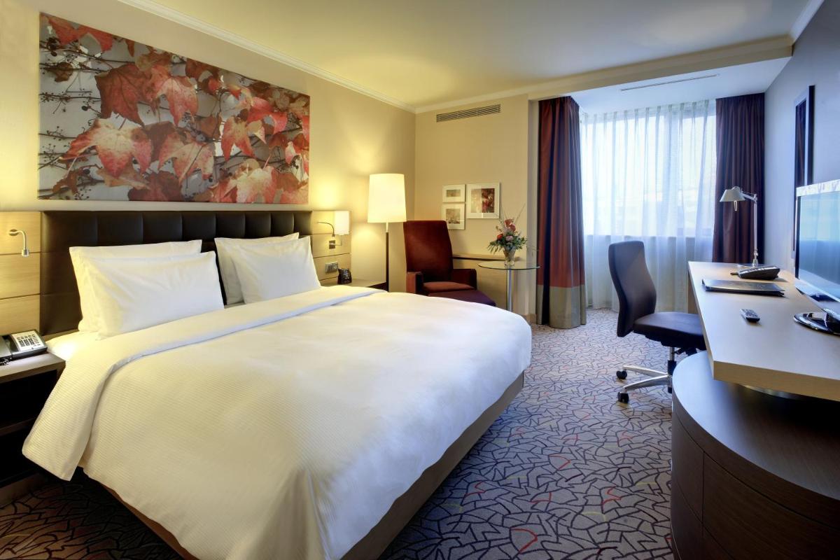 Ein Bett oder Betten in einem Zimmer der Unterkunft Hilton Mainz