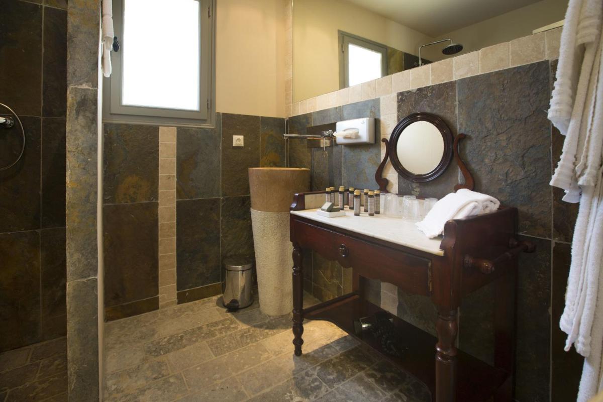 Salle de bains dans l'établissement Hôtel-Spa Le Saint Cirq