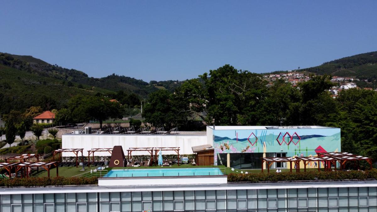 Uma vista geral da montanha ou uma vista da montanha a partir do hotel