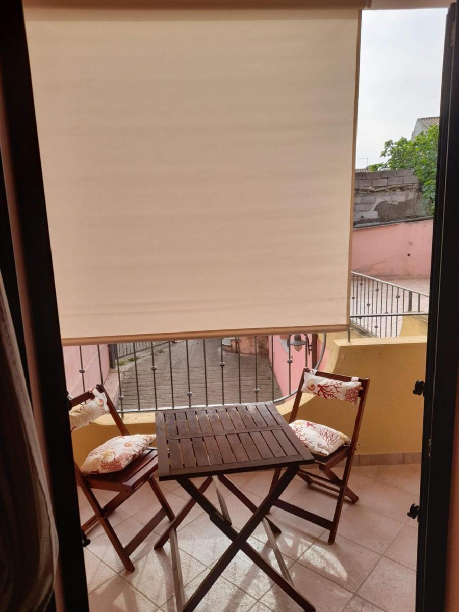 Casa Corallo Muravera Appartamento centralissimo due camere letto cucina e soggiorno nuovo letto matrimoniale e singoli Aria condizionata Parcheggio interno coperto ideale x 2 o 3 moto , Cantina x Biciclette - Housity