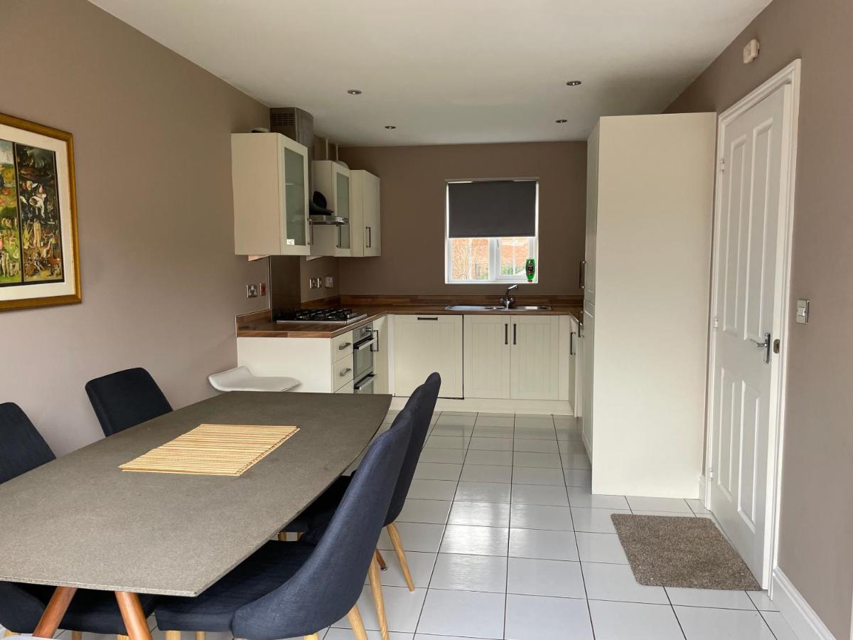Large 2 bedroom apartment, 4 beds one 1 en-suite, Free parking Nr Chelt Elmore and Quays - Housity