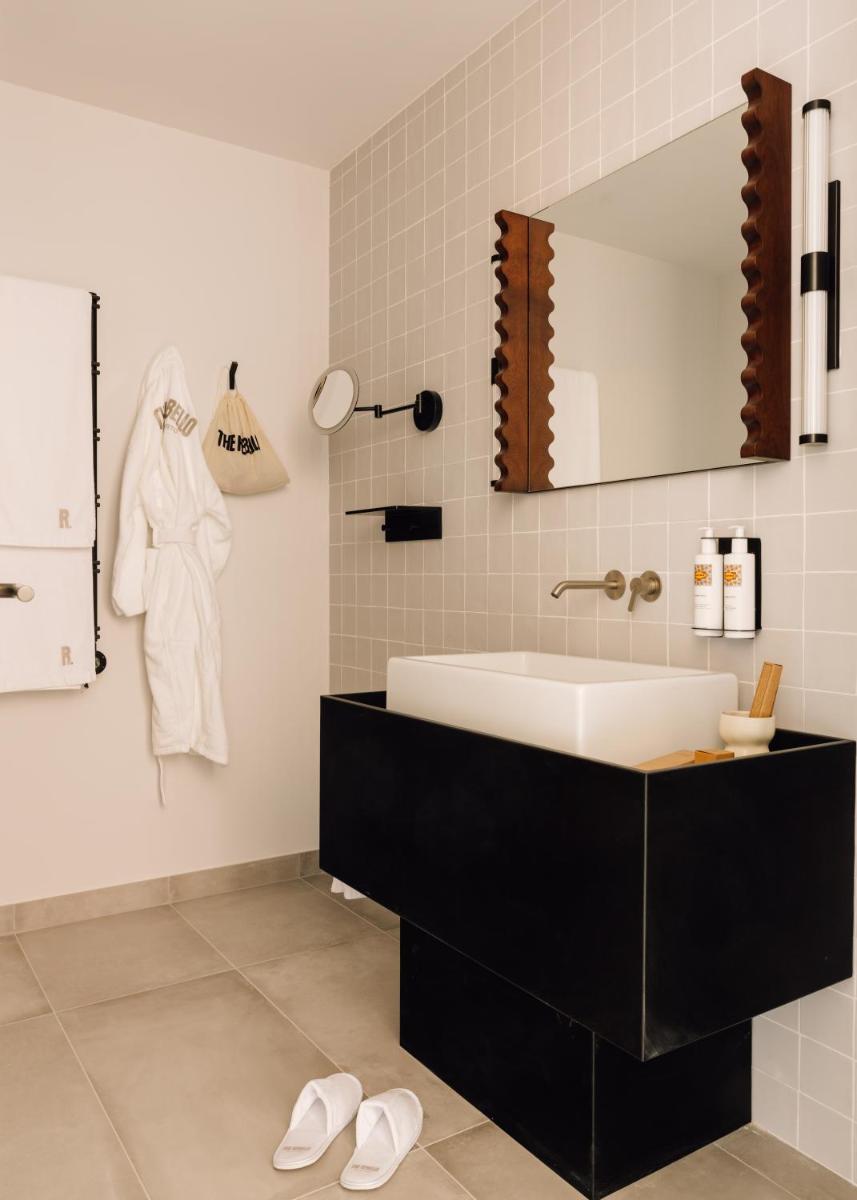 Uma casa de banho em The Rebello Hotel & Spa - Small Luxury Hotels Of The World