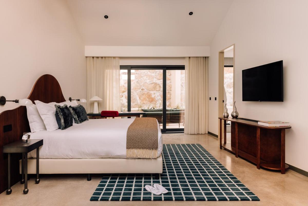 Uma televisão e/ou sistema de entretenimento em The Rebello Hotel & Spa - Small Luxury Hotels Of The World