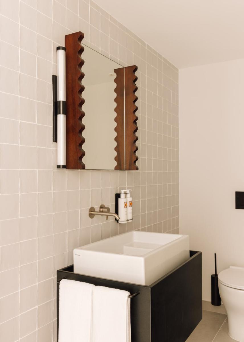 Uma casa de banho em The Rebello Hotel & Spa - Small Luxury Hotels Of The World