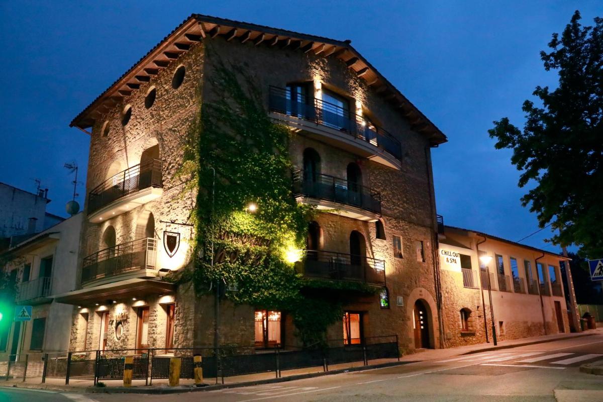 Un edificio con hiedra creciendo en el costado. en La Violeta HOTEL SPA & CHILL OUT, en Castelltersol